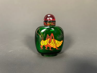Vintage Chinese Exquisite Green Glass & Unique Enamel Patterns Snuff Bottle w/Red Stopper