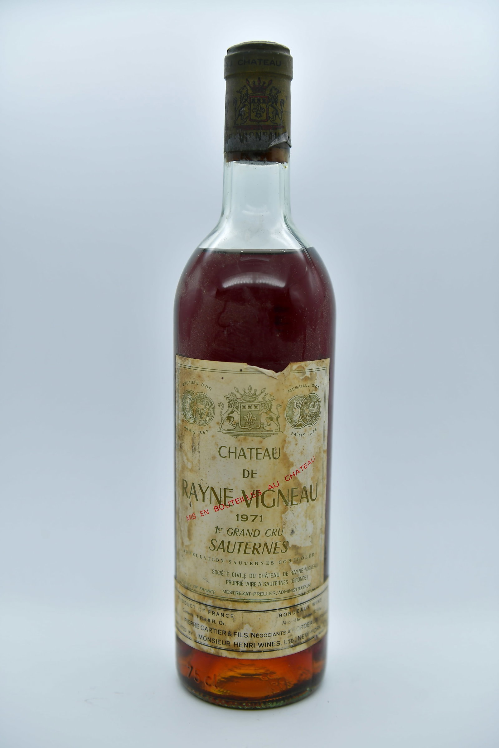 1971 Chateau de Rayne-Vigneau Sauternes Sweet White Wine, Fully Sealed: 1971 Chateau de Rayne-Vigneau Sauternes Sweet White Wine from the Sauternes in the Bordeaux Region of France. 1Pint 8Fl.(75CL), Fully sealed, (Stand Not Included)