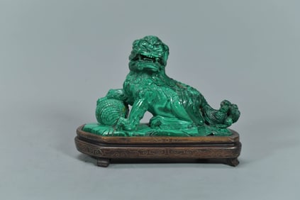Vintage Chinese Carved Malachite Guardian Foo Lion Statue w/Wooden Stand