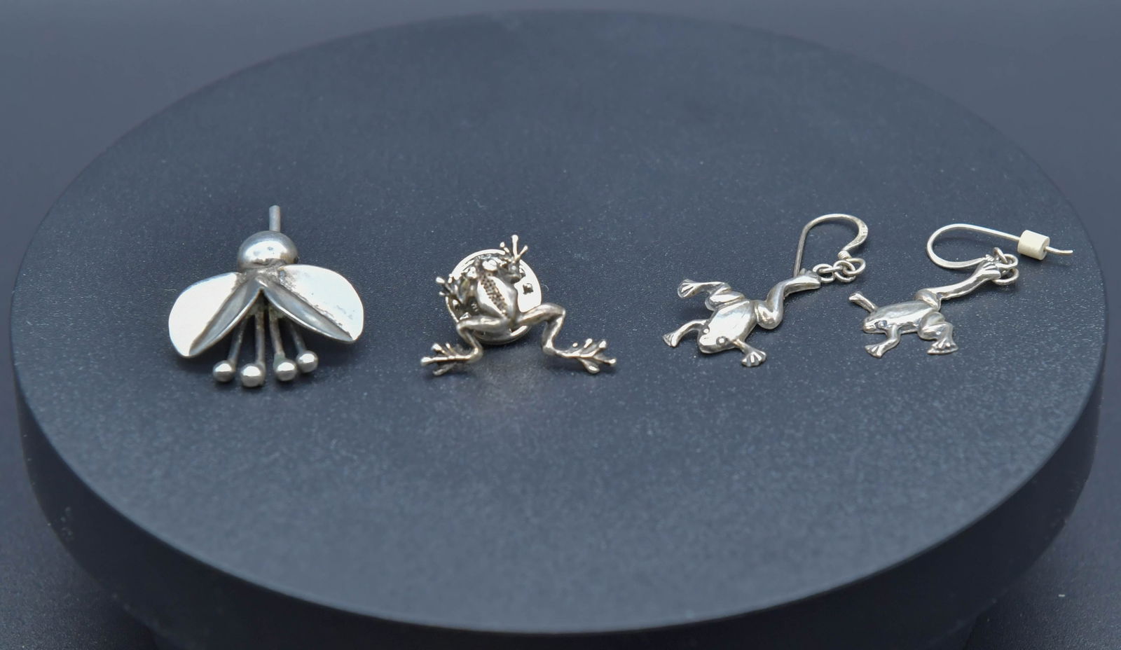 Group of 4 Lovely Vintage Silver Frog & Bee Earrings & Pin (1 of 6)