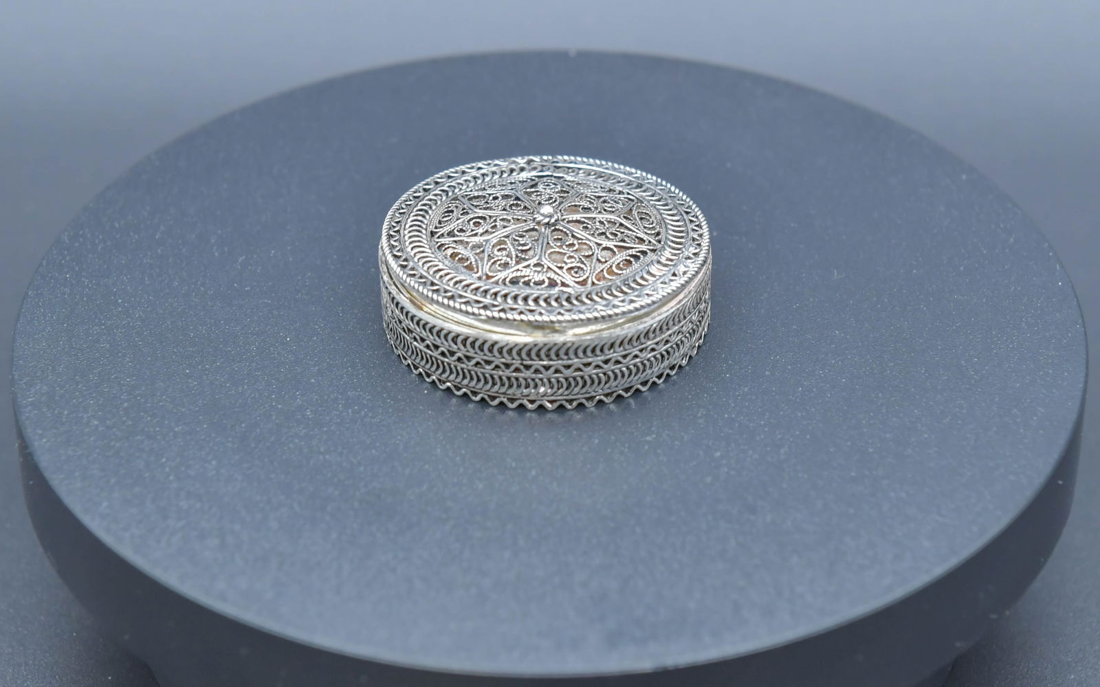 Fine Vintage Hinged Sterling Silver Filigree Snuff/Pill/Trinket Box (1 of 8)