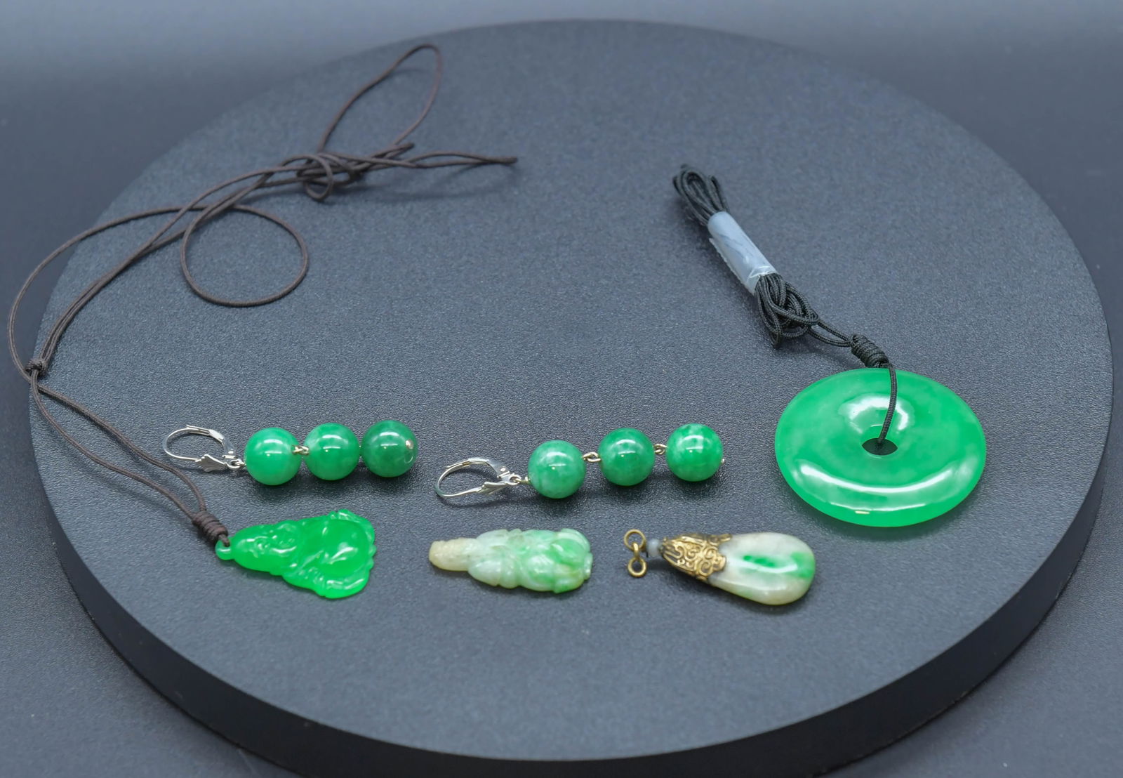 Group of 5 Vintage Chinese Jade Stone Pendants & Pair of Sterling Earrings (1 of 8)
