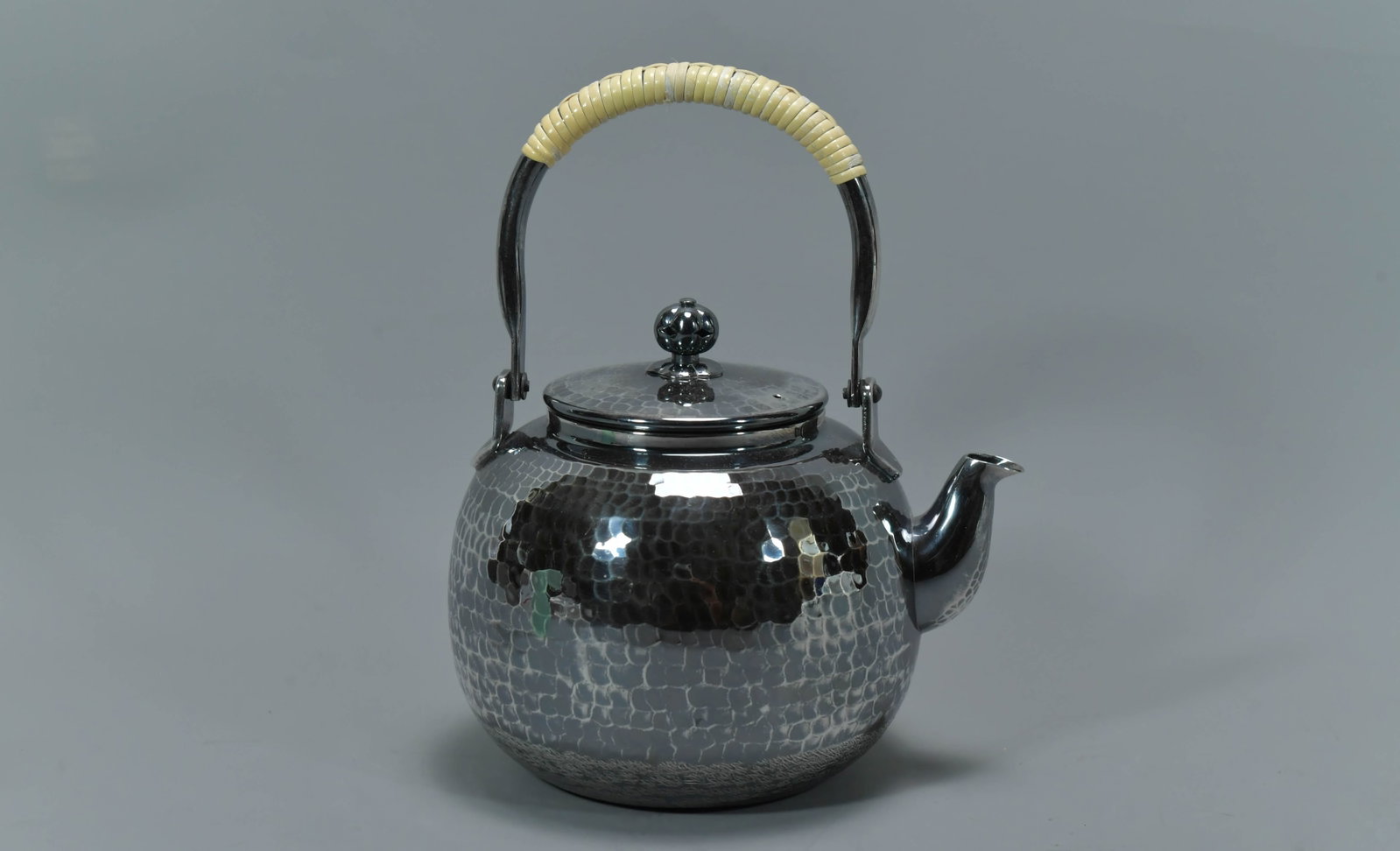 Vintage Hammered Pattern Oxidized Silver Tone Tea Kettle/Water Pitcher: Vintage Hammered Pattern Oxidized Silver Tone Tea Kettle/Water Pitcher. Measures approx. 4"1/2H x 5"1/2W; In good condition, (Stand Not Included)