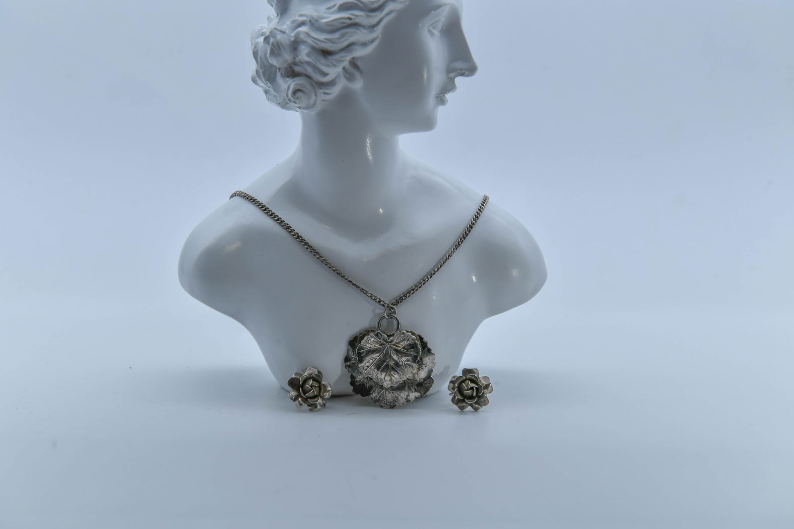 Lot of 3 Vintage Silver-Toned Botanical Leaf Pendant & Pair of Sterling Silver Rose Flower Earring: Lot of 3 Vintage Silver-Toned Botanical Leaf Pendant & Pair of Sterling Silver Rose Flower Screw-Back Earring. 1)Vintage silver-toned botanical leaf pendant and chain, Pendant size 1"1/2 x 1"1/4, Chai