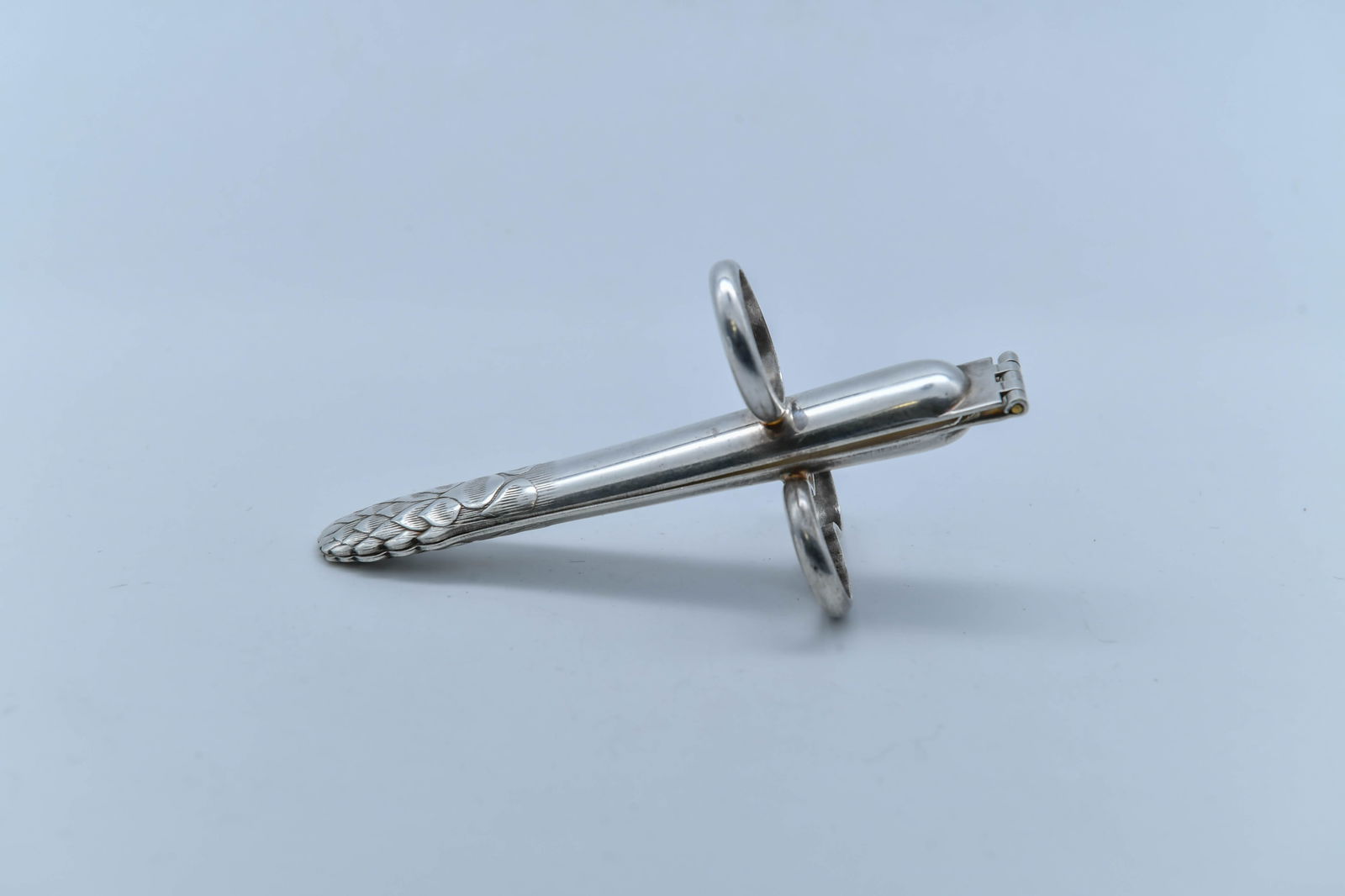 Vintage Silver-Tone Asparagus Tongs: Vintage Silver-Tone Asparagus Tongs. 4"3/4L.