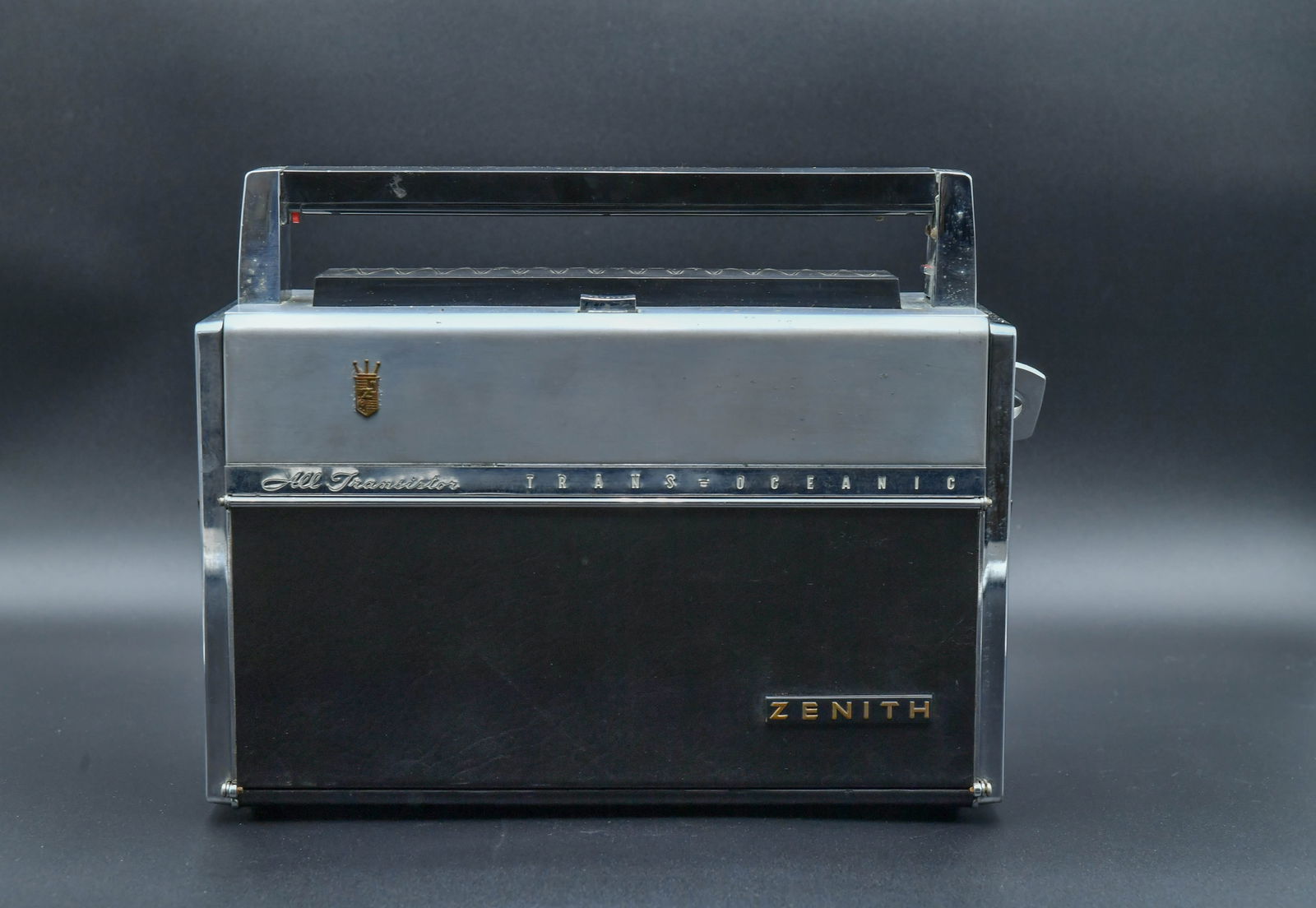 Vintage Zenith Trans-Oceanic Royal 1000 AM-FM Multiband Portable Radio (1 of 9)