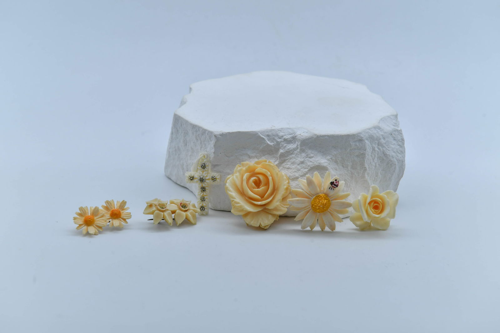 Lot of 6 Vintage Fine Bone Carved Flower Pendants, Brooches: Lot of 6 Vintage Fine Bone Carved Flower Pendants, Brooches. 1)Two carved flower pendants, 2" x 1"1/2 and 1"1/2 x 1"; 2)One carved cross pendant 2" x 3/4"; 3)Three carved flower brooches, 1"1/2 x 1"1/