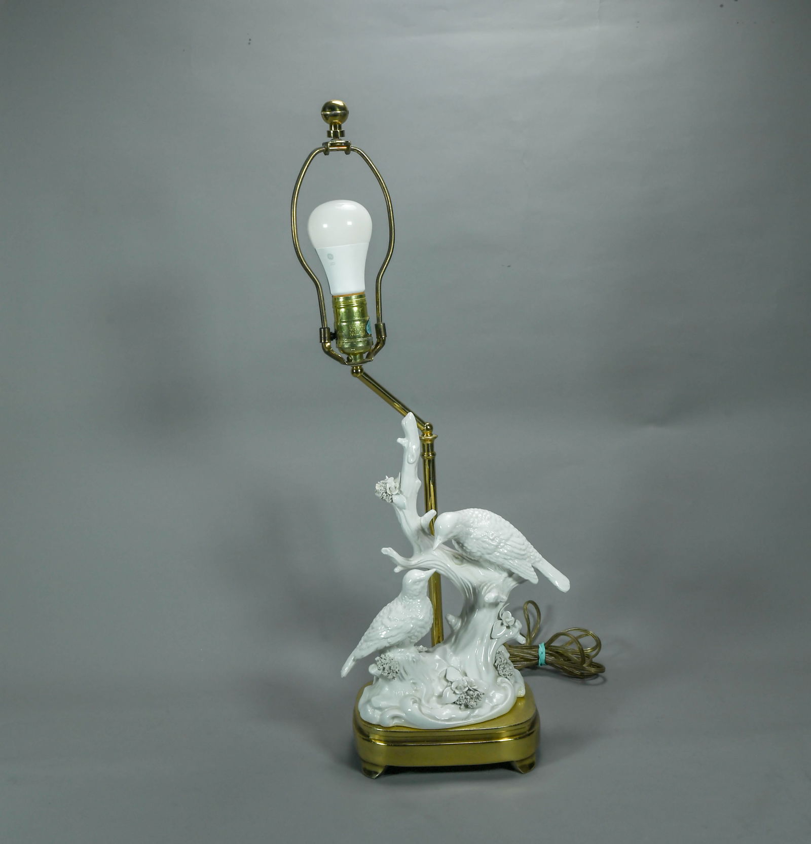 Vintage Porcelain & Brass Table Lamp w/Birds Motif: Vintage Porcelain & Brass Table Lamp w/Birds Motif. The base features two white porcelain birds perched on a branch with floral details. It has brass accents and a gold-toned base. Total tall 23", Por