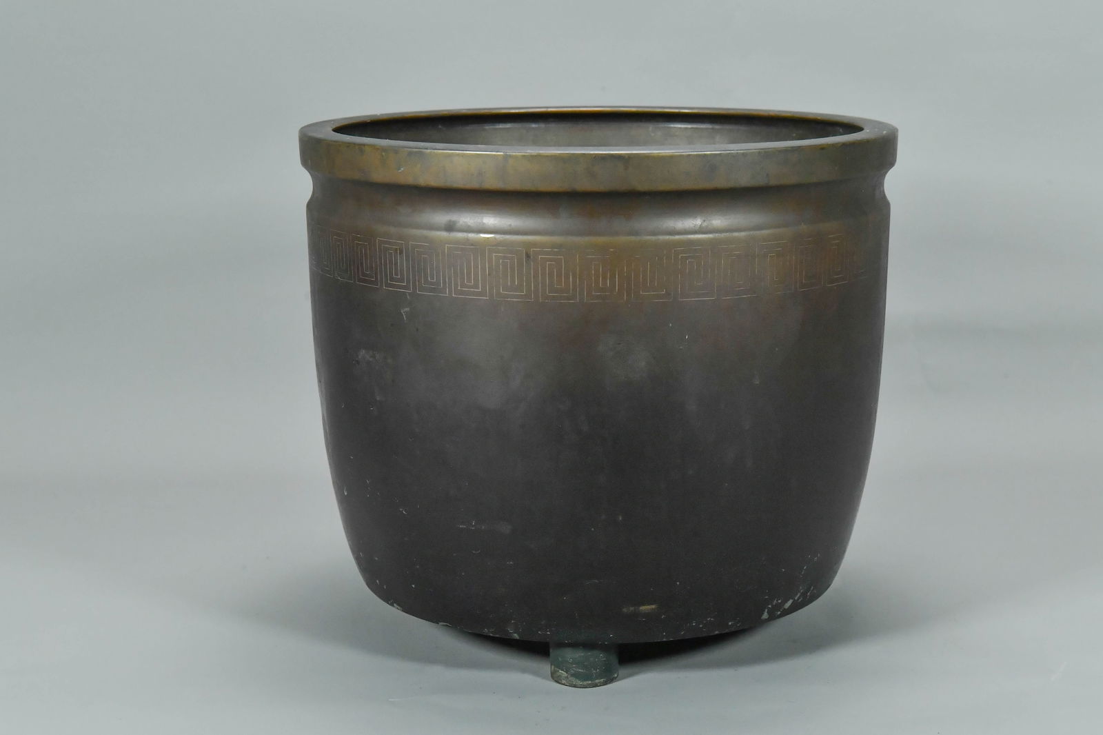 Signed Large Vintage Japanese Copper or Bronze Hibachi ??: Signed Large Vintage Japanese Copper or Bronze Hibachi, Traditional Heating Device ??. Total tall 8"1/2, Width 10"; In good vintage condition.