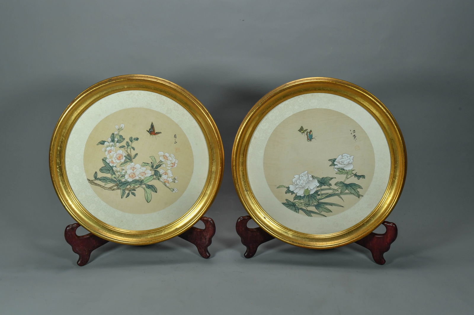 Pair of Round Framed Vintage Chinese Watercolor Silk Painting w/Artist's Seal & Signature: Pair of Round Framed Vintage Chinese Watercolor Silk Painting w/Artist's Seal & Signature. The artwork depicts white flowers and butterfly. Frame size 14", In good condition, (Stand Not Included)