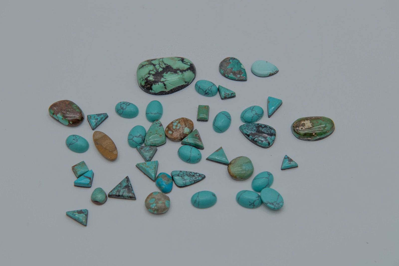 Group of 29 Pieces Cut & Polished Round & Oval Turquoise Stone: Group of 29 Pieces Cut & Polished Round & Oval Turquoise Stone, Suitable for ring or jewelry mounting. Measures approx. 1/4" x 1/4" to 1"1/4 x1"; In good condition, (Stand Not Included)