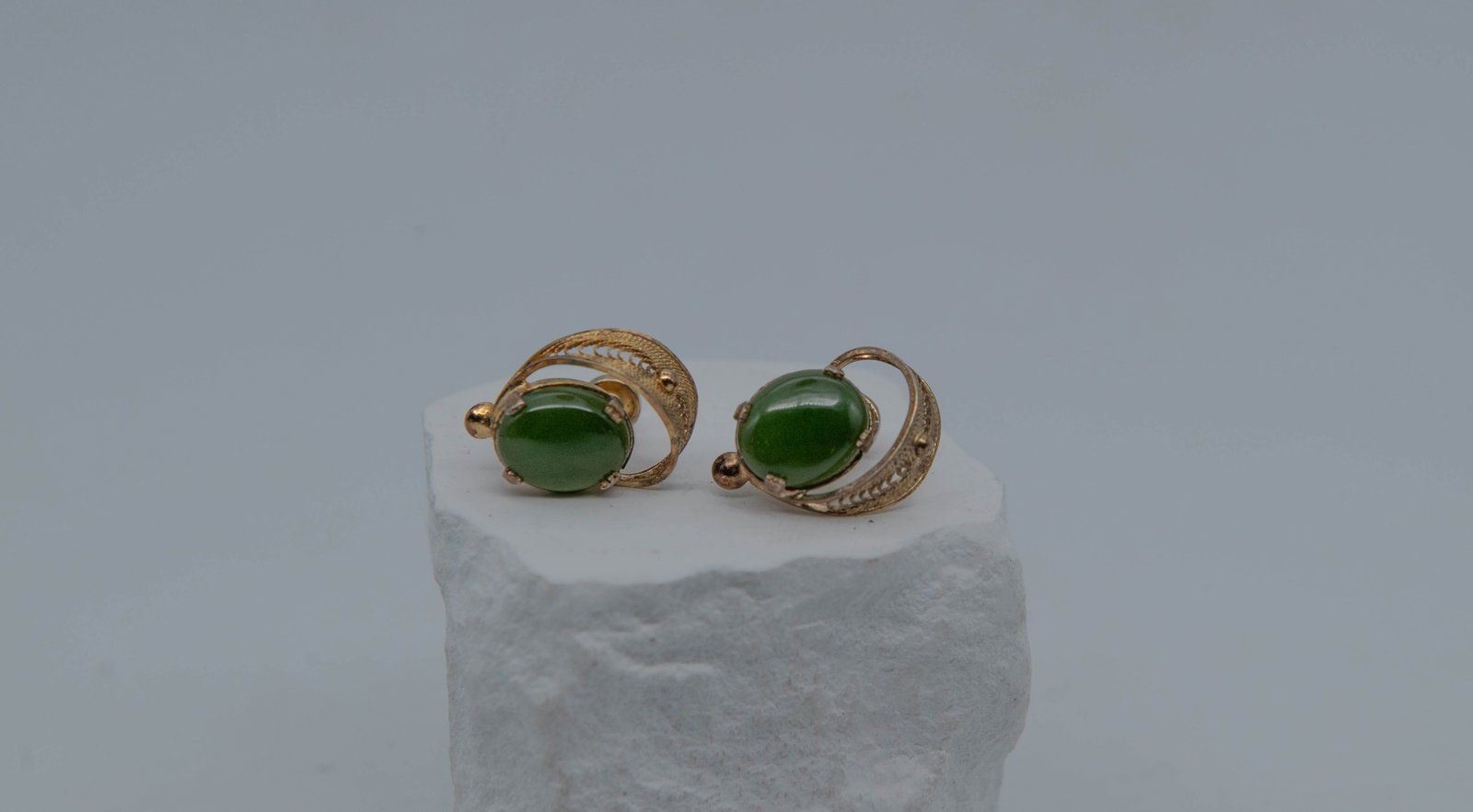 Pair of Vintage SORRENTO Gold-Filled Sterling Silver Filigree Screw-Back Earrings w/Dark Green: Pair of Vintage SORRENTO Gold-Filled Sterling Silver Filigree Screw-Back Earrings w/Dark Green Stones Inlaid. 3/4" x 1/2", Total weight 5.9g; In good condition, (Stand Not Included)