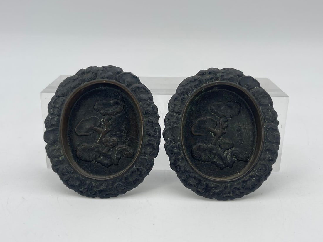 Rare Pair of Antique Japanese Bronze Metal Hikite Handles w/Botanical Motifs, Signed: Rare Pair of Antique Japanese Bronze Metal Hikite Handles w/Botanical Motifs, Signed. This item commonly used on traditional fusuma sliding doors or cabinet drawers. It features an ornate botanical (R