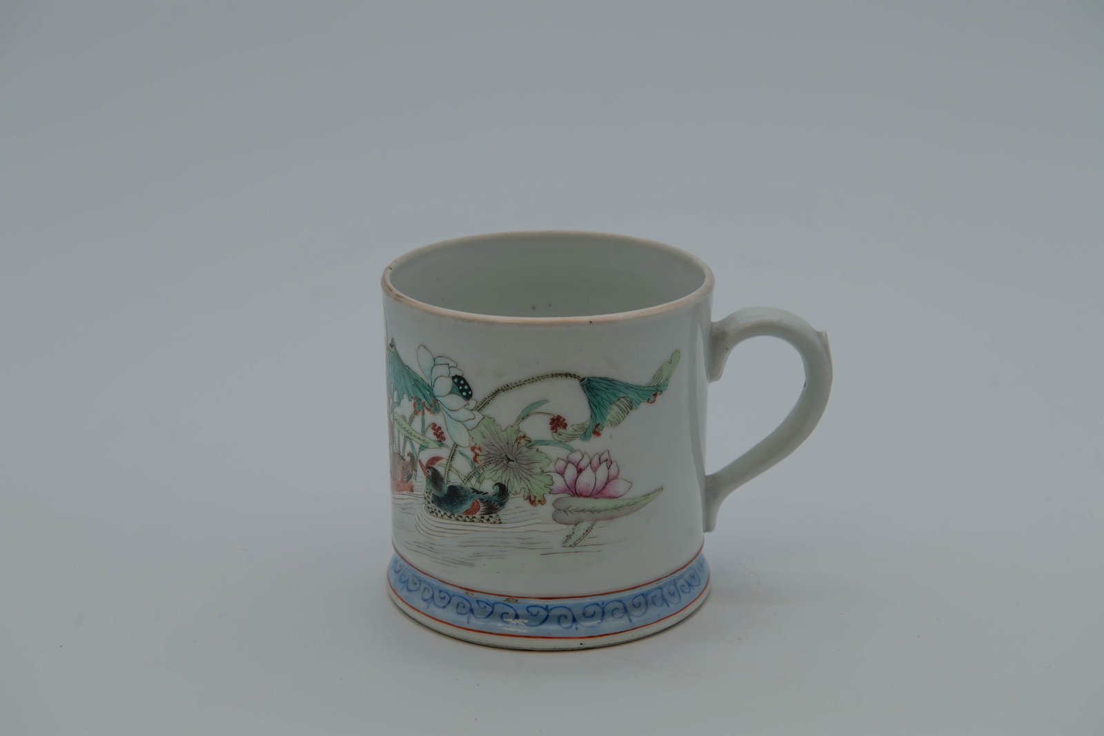 Fine Antique Chinese Famille Rose Porcelain Handheld Cup w/Red Mark "大清光緒: Fine Antique Chinese Famille Rose Porcelain Handheld Cup w/Red Mark "大清光緒年製". This cup features a vibrant hand-painted scene of mandarin ducks in lotus pond. 