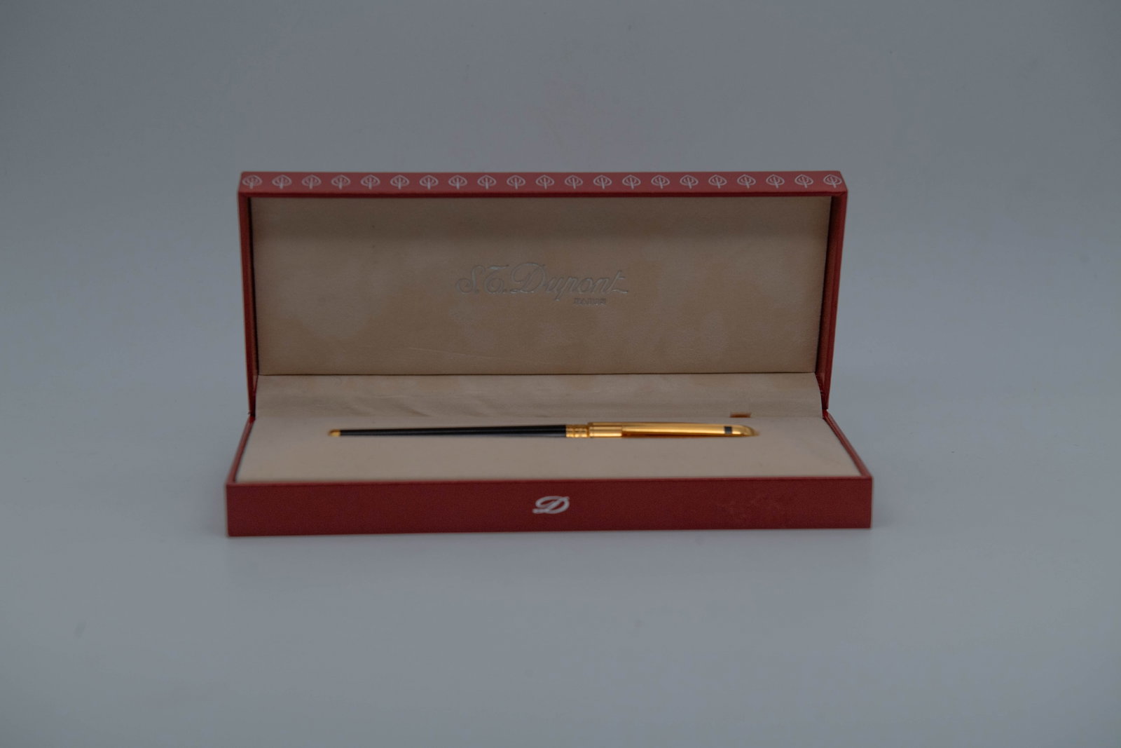 S.T. Dupont 18K 750 M Gold Nibs & Black Lacquer Fountain Pen w/Original Box, Made in France, 5H2GB60: S.T. Dupont 18K 750 M Gold Nibs & Black Lacquer Fountain Pen, Made in France, 5H2GB60, in Original Box with 2 Germany made Blue Royal Ellipsis. Length 5"1/2, In very good condition