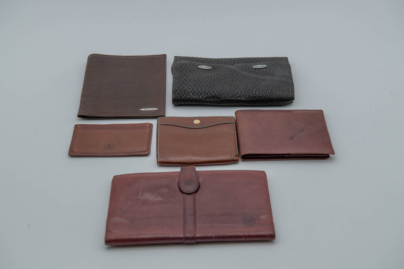 Lot of 6 Vintage Leather Wallets: Lot of 6 Vintage Leather Wallets. Overall in good vintage condition, natural wear to the leather, consistent with age and use.