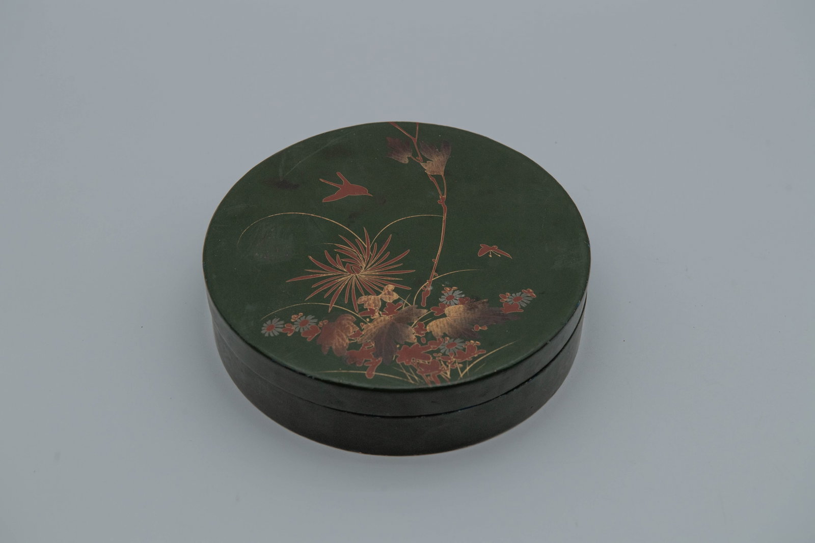 Vintage Japanese Hand-Painted Bird-Themed Porcelain 3 Sections Sweet Meat Serving Set: Vintage Japanese Hand-Painted Bird-Themed Porcelain 3 Sections Sweet Meat Serving Set. In original hand-painted lacquerware box. The box 7"1/2W x 2"H, Overall in good condition with minor wear consist