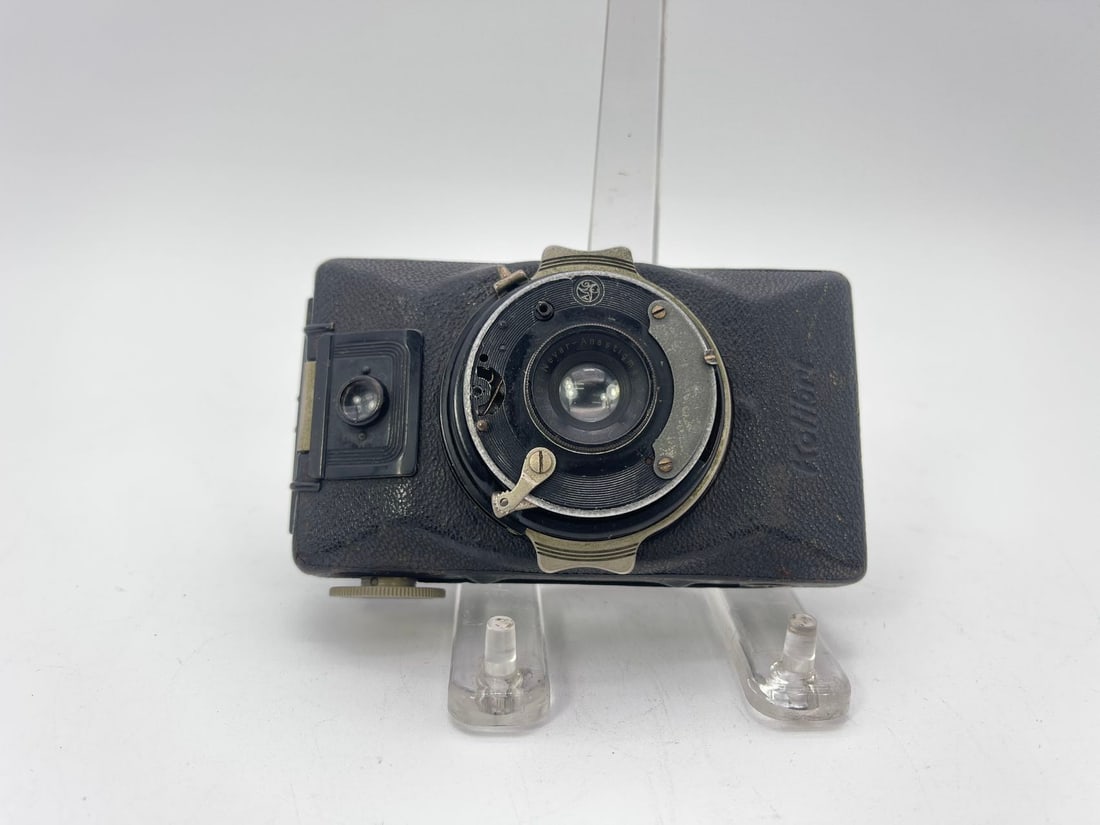 Vintage Zeiss Ikon Kolibri Camera, Germany (S. 91157): Vintage Zeiss Ikon Kolibri Camera, Germany (S. 91157). Lens 1:4.5 F=5cm No. 1096797 Novar - Anastigmat. Measures approx. 4"3/4 x 2"3/4W x 2"D; Vintage condition appears good for age and use with signs