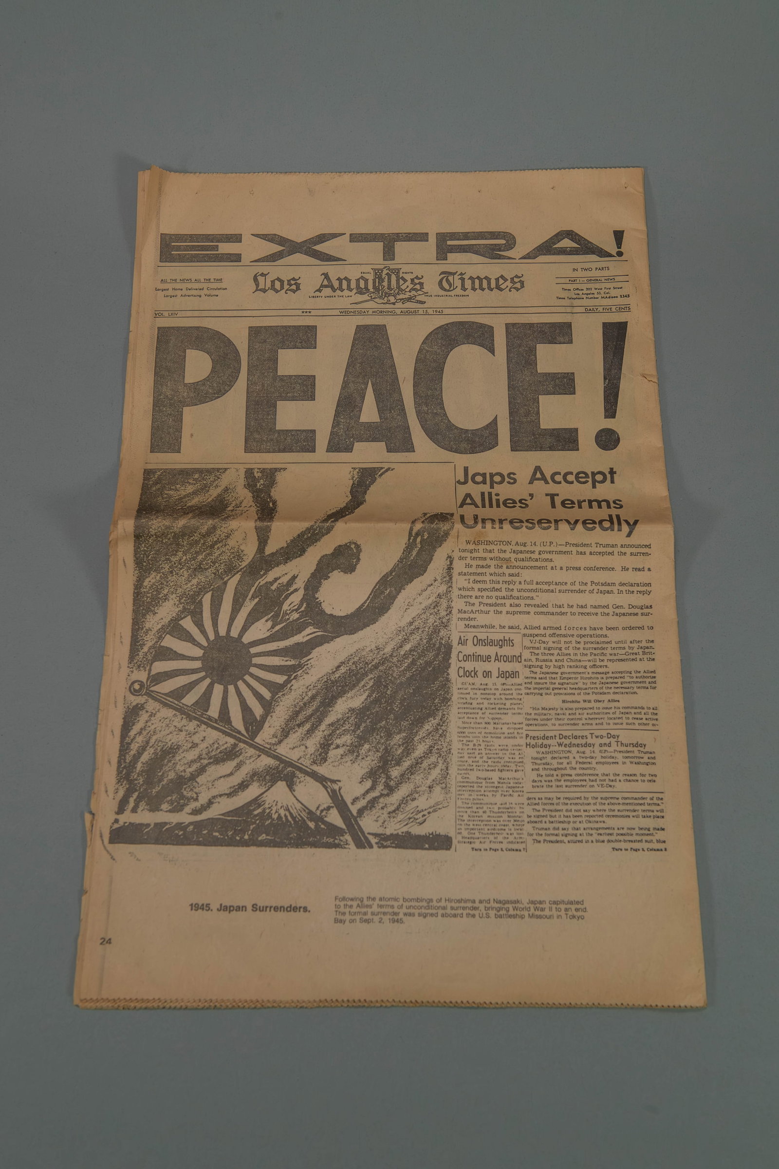 An Original Newspaper on August 15, 1945, Los Angeles Times Extra Edition - PEACE! Japanese: An Original Newspaper on August 15, 1945, Los Angeles Times Extra Edition - PEACE!. It features the headline "PEACE!" to announce the end of World War II. Complete issue comprising 8 sheets (16 pages)