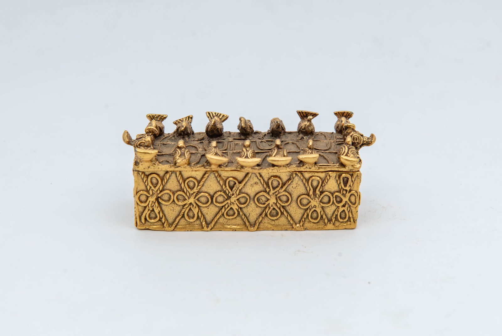 Vintage 1989 MMA Brass Style of an African Asante Gold Dust Box: Vintage 1989 Metropolitan Museum of Art (MMA) Brass Style of an African Asante Gold Dust Box. It features detailed brass birds cast on top of the lid. Overall in good vintage condition. 3" x 1" x 1"1/
