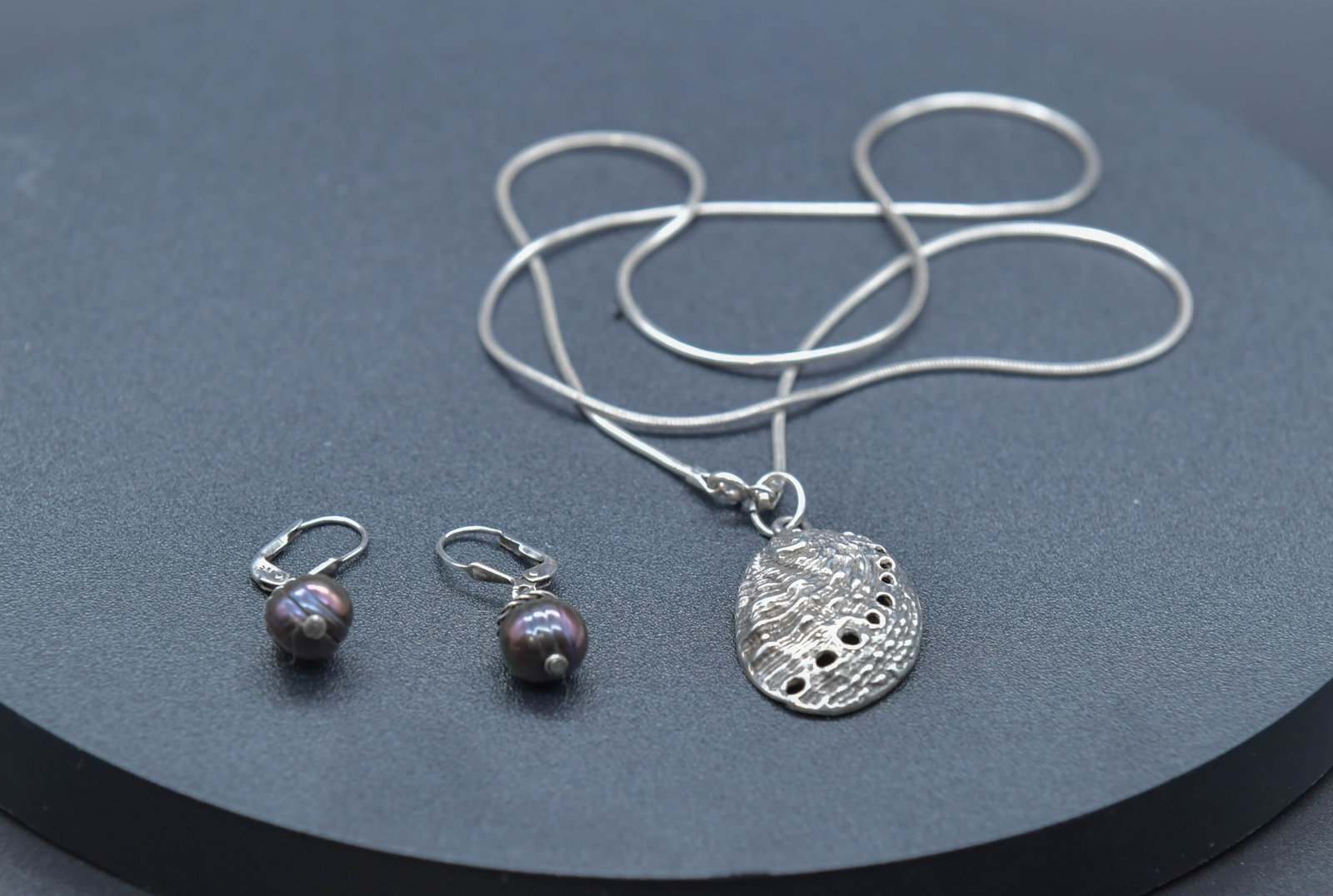 Group of 3 Fine Vintage Sterling Shell Pendant Necklace & A Pair of Pearl Earrings: Group of 3 Fine Vintage Sterling Shell Pendant Necklace & A Pair of Pearl Earrings. Marked 925 and Italy sterling siver chain length 24", Unique abalone shell shaped silver (Silver tested positive by 