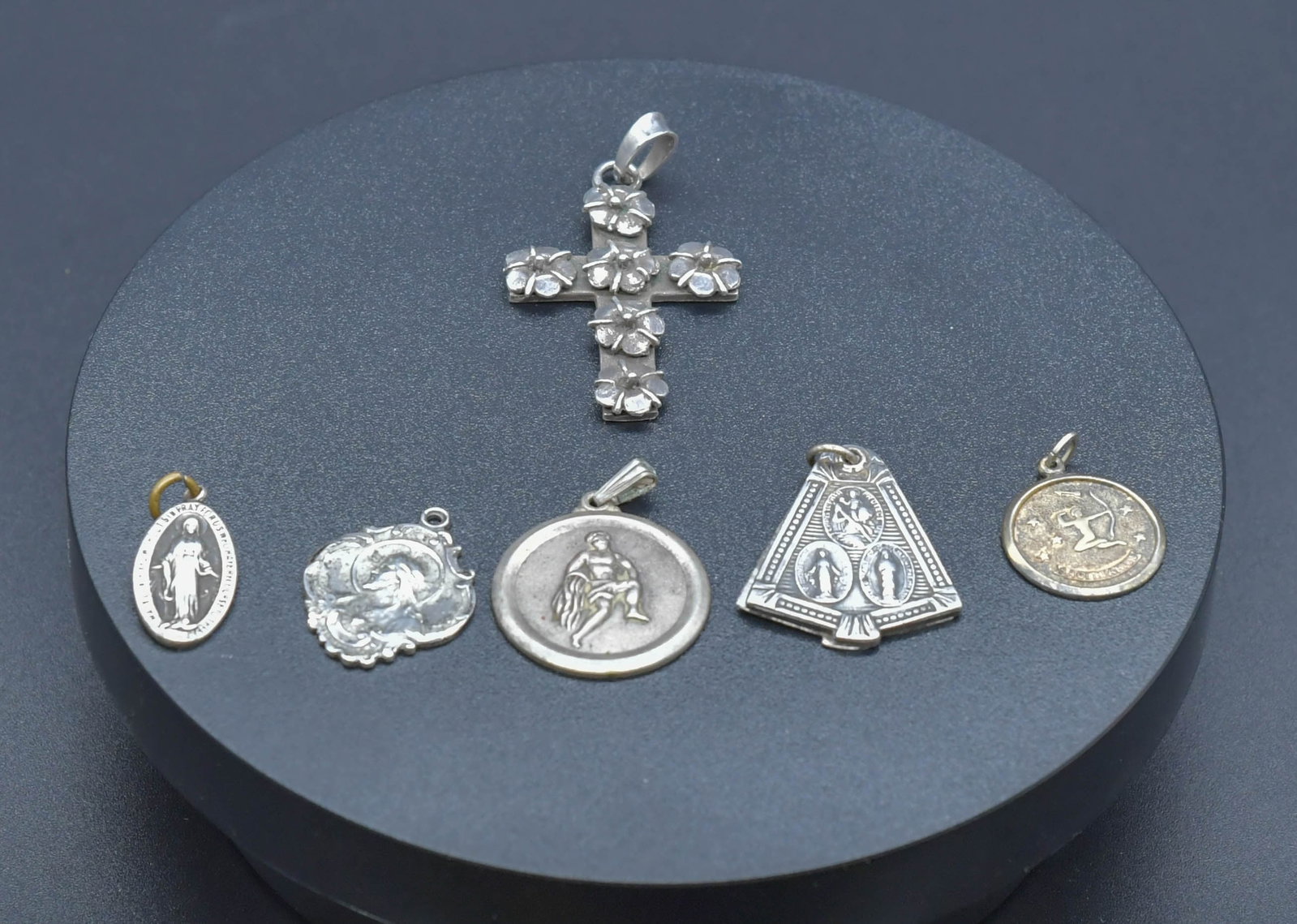 Group of 6 Vintage Marked Sterling Silver Pendants: Group of 6 Vintage Marked Sterling Silver Pendants. Size 1" x 1/2" to 1"3/4 x 1"1/4; Total weight 34.3g, In good condition, (Stand Not Included)
