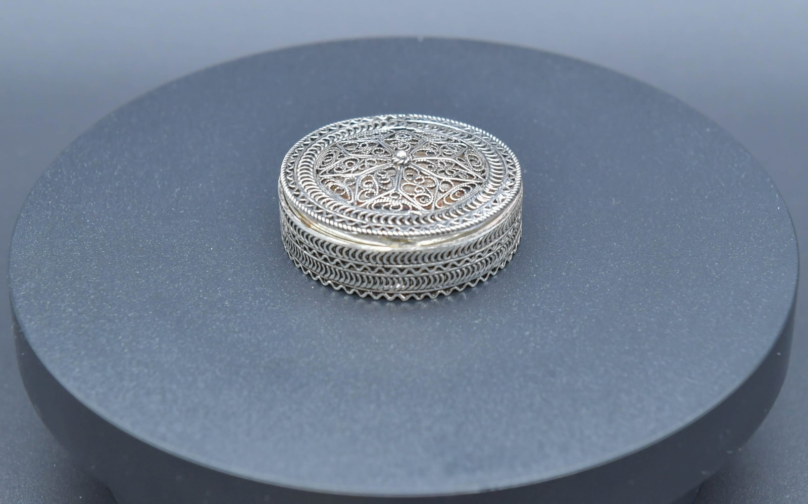 Fine Vintage Hinged Sterling Silver Filigree Snuff/Pill/Trinket Box, Marked (1 of 8)