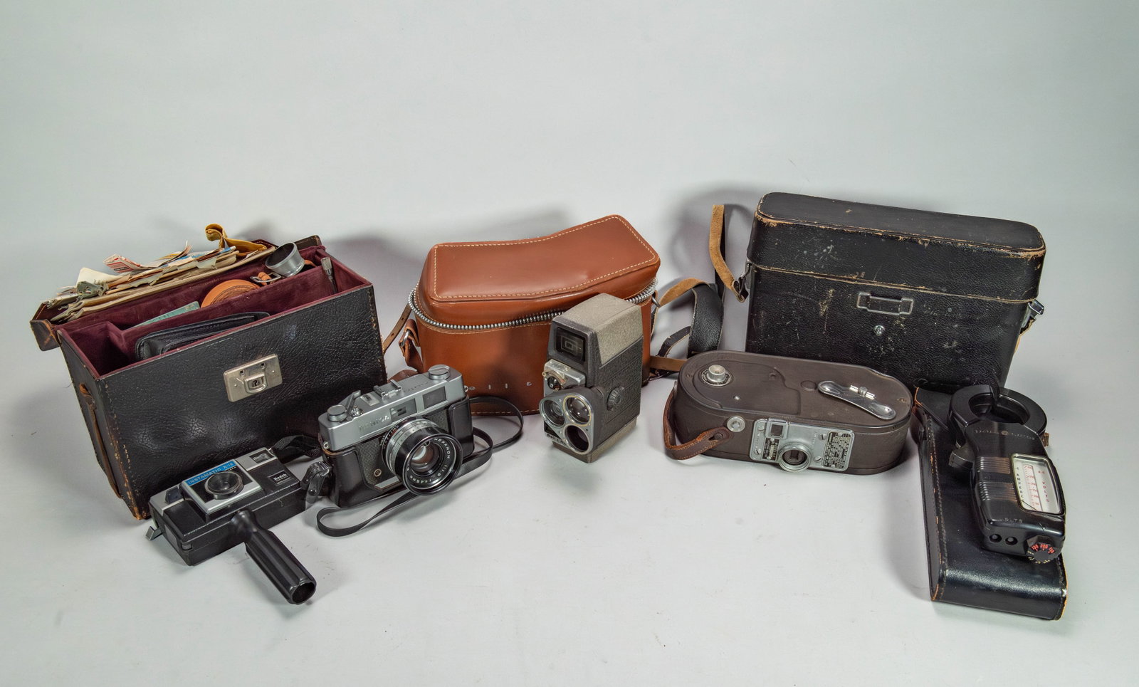 Lot of 6 Vintage Cameras & Accessories: Lot of 6 Vintage Cameras & Accessories. 1)Bell & Howell electric eye 8mm camera with leather camera bag. 2)Keystone MFG. Co. Model A-7, 16mm movie film camera with leather case. 3)General Electric cla