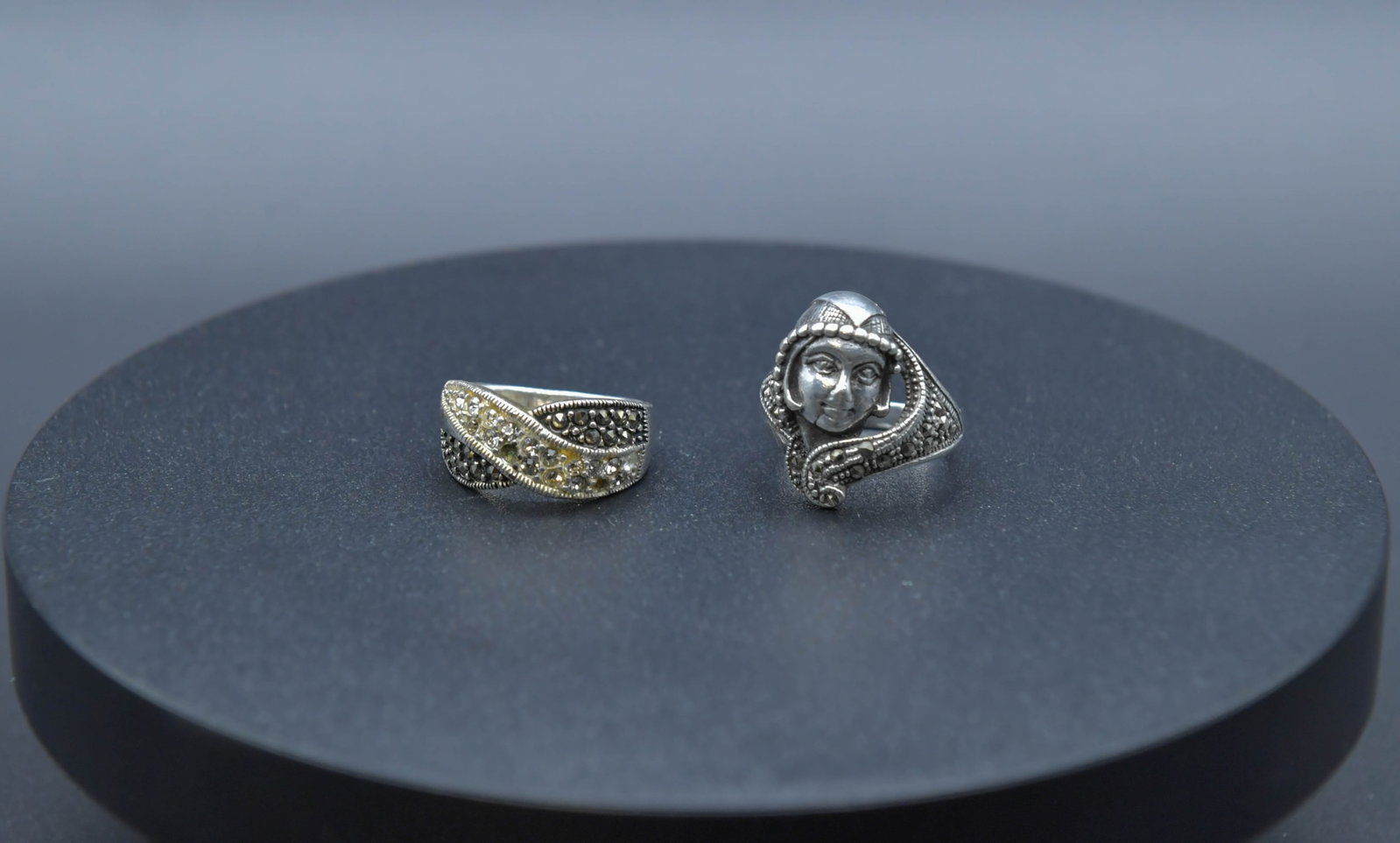 Lot of 2 Fine Vintage Marked 925 Sterling Silver Rings w/Rhinestones Inlaid: Lot of 2 Fine Vintage Marked 925 Sterling Silver Rings w/Rhinestones Inlaid. US size 8 & 7; Total weight 11.6gm; In good condition, (Stand Not Included)