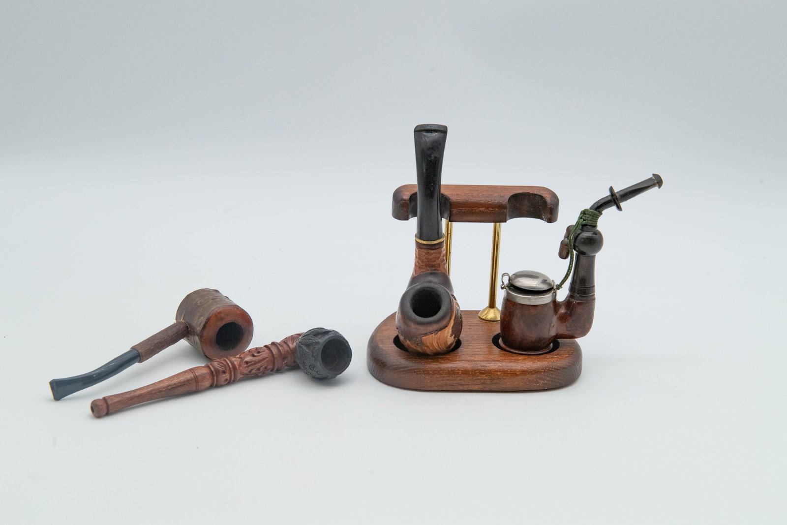 Lot of 5 Vintage Handmade Wooden Pipes w/Stand: Lot of 5 Vintage Handmade Wooden Pipes w/Stand. Wooden pipe measures 5"L; Wooden stand 5"L x 3"1/2W x 4"H; Pre-owned condition