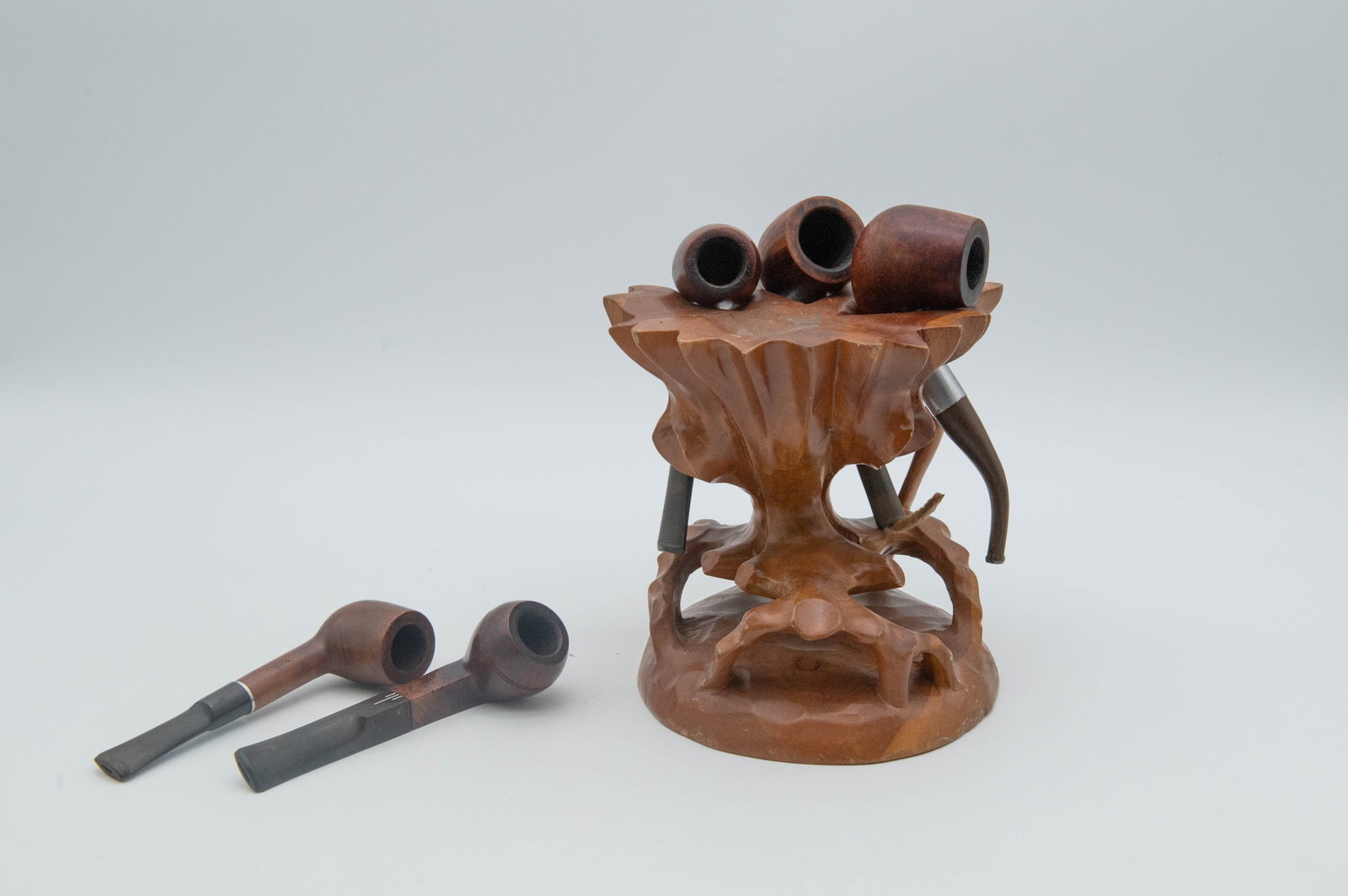 Lot of 6 Vintage Handmade & Branded Wooden Pipes w/Stand: Lot of 6 Vintage Handmade & Branded Wooden Pipes w/Stand. "IMPORTED BRIAR", "Van Roy, Magic Cake", "London England", "MARXMAN, Super Briar", "EVERYMAN, London Pipe". Measures 5"L; Wooden stand 6"1/4H 