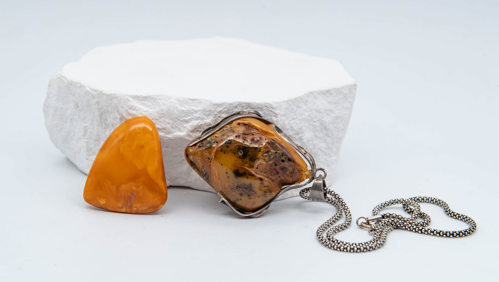 Lot of 2 Vintage Handcrafted Marked 925 Sterling Silver Necklace w/Amber Pendant & A Yellow Amber: Lot of 2 Vintage Handcrafted Marked 925 Sterling Silver Necklace w/Amber Pendant & A Yellow Amber Pin. 1)A handcrafted marked 925 sterling silver necklace, with a handmade 925 sterling silver pendant 