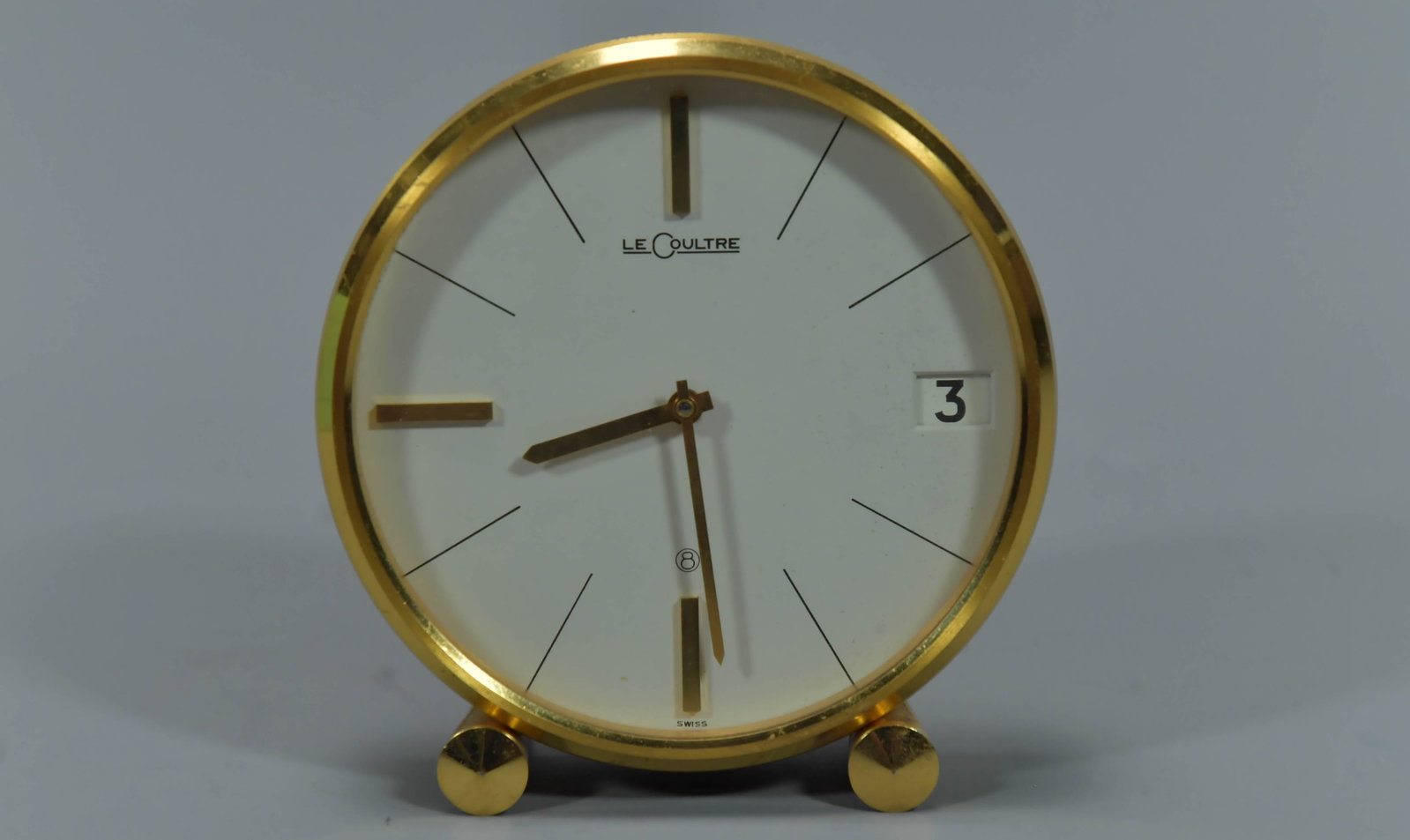 Stunning Vintage Swiss Jaeger-LeCoultre 425 Brass Desk Clock: Stunning Vintage Swiss Jaeger-LeCoultre 425 Brass Desk Clock. Width 3"3/4 and 4"High, Made of brass with a gold finish, In good condition.