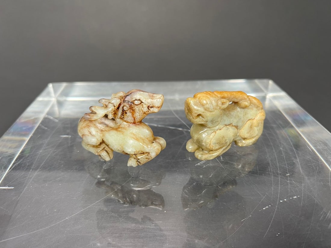 Two Vintage Chinese Jade Carving of Recumbent Deer & Foo Dog: Two Vintage Chinese Jade Carving of Recumbent Deer & Foo Dog. 1)Deer size 2"L x 1"W x 1"1/2H; 2)Foo dog/Kirin figure size 2"L x 1"1/2H x 3/4"D; Both in good condition, (Stand Not Included)