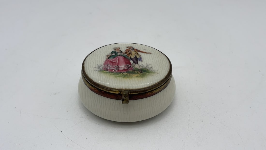 Vintage Hand-Painted & Hinged Lid Round Porcelain Trinket Box: Vintage Hand-Painted & Hinged Lid Round Porcelain Trinket Box. Measures 3" x 1"1/4. Overall in good vintage condition with age-related wear and patina consistent with age and use.