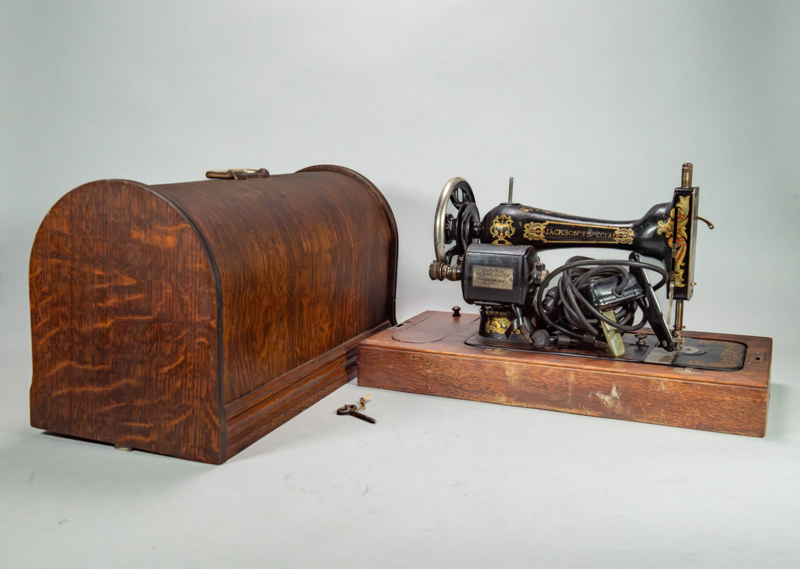 Vintage "Jackson's Special" Sewing Machine Original Case & Key (1 of 8)