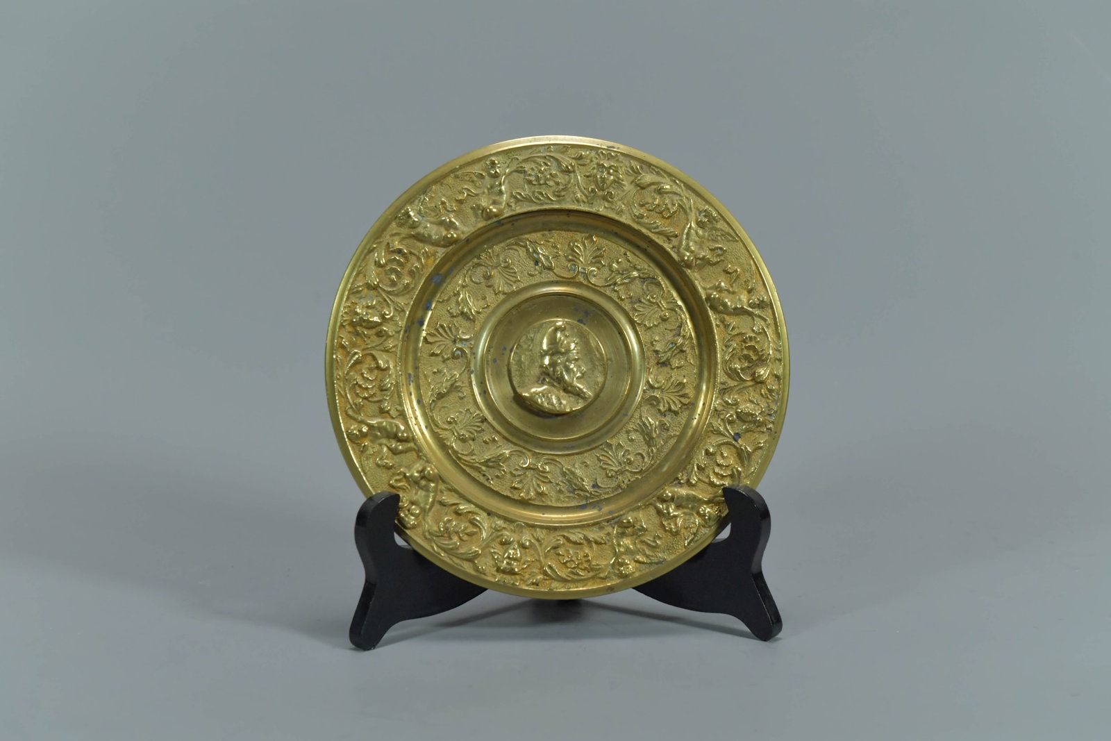 Vintage Antique Italian Heavy Gold Copper Roundel Plaque: Vintage Antique Italian Heavy Gold Copper Roundel Plaque, Made in Italy. Diameter 7"1/4; In good condition, (Stand Not Included)