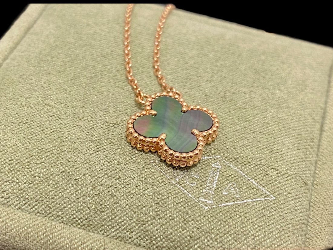 Van Cleef & Arpels Vintage Alhambra pendant. 18k rose gold, Mother-of-pearl: Van Cleef & Arpels Vintage Alhambra pendant. 18k rose gold, Mother-of-pearl.Condition: Like new.Brand: Van Cleef & Arpels.Metal: 18k rose gold.Gem stone: Mother-of-pearl.Chain length: 16.54 inches.Com