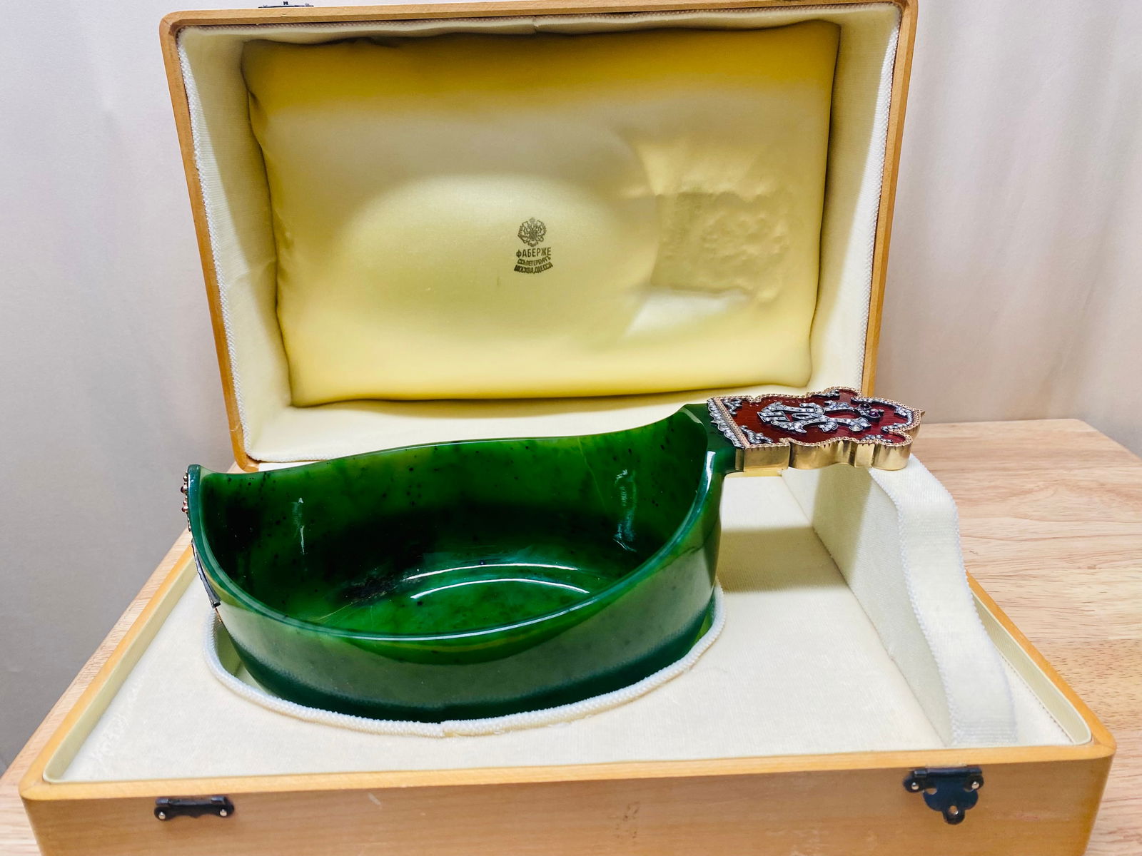 FABERGE RUSSIAN LARGE GOLD ,NEPHRITE ,DIAMONDS ENAMEL KOVSH: FABERGE RUSSIAN LARGE GOLD,NEPHRITE, DIAMONDS ENAMEL KOVSHSTAMPED AND MARKED SIZE 260 x 147 x 90mm COME IN WOODEN BOX