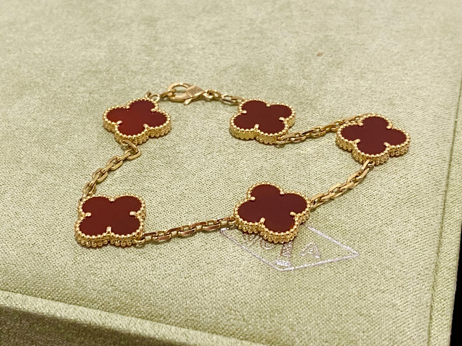 Van Cleef and Arpels Sweet Alhambra Heart Gold and Carnelian Bracelet | Carnelian  bracelet, Bracelet crafts, Gold carnelian