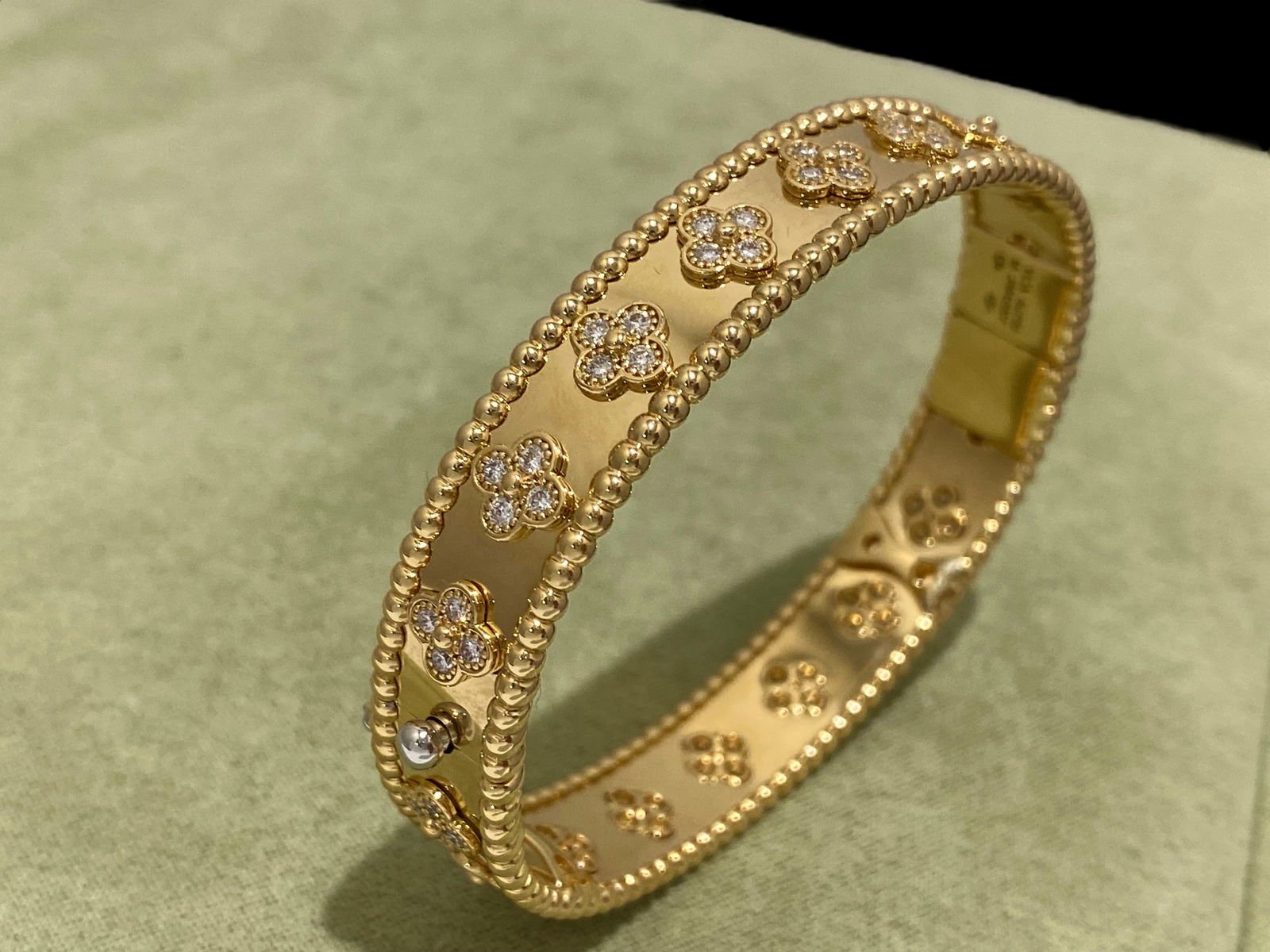 Van Cleef & Arpels Perlee clovers Diamond Bracelet 18k Yelow Gold (1 of 7)