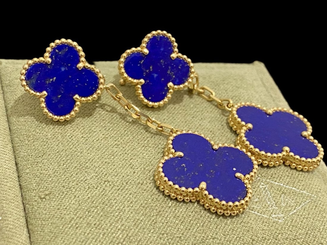 Van Cleef & Arpels Magic Alhambra earrings 2 Motif 18 k Yellow gold, Lapis lazuli. (1 of 4)