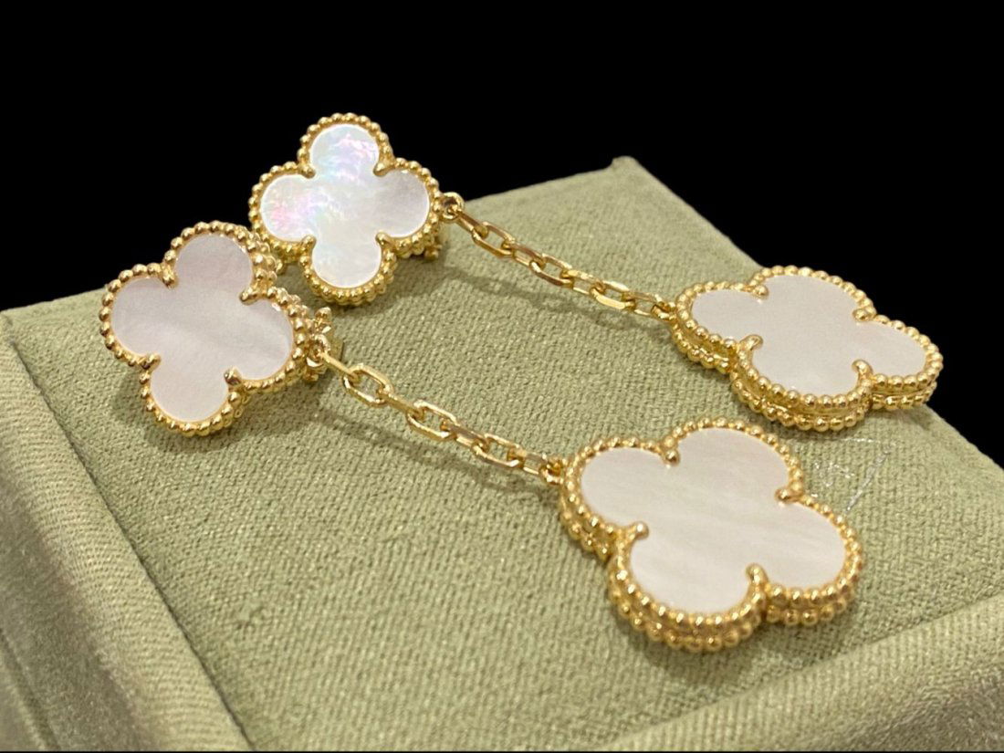 Van Cleef & Arpels Magic Alhambra Earrings 2 motifs. 18k yellow gold, Mother-of- pearl (1 of 4)