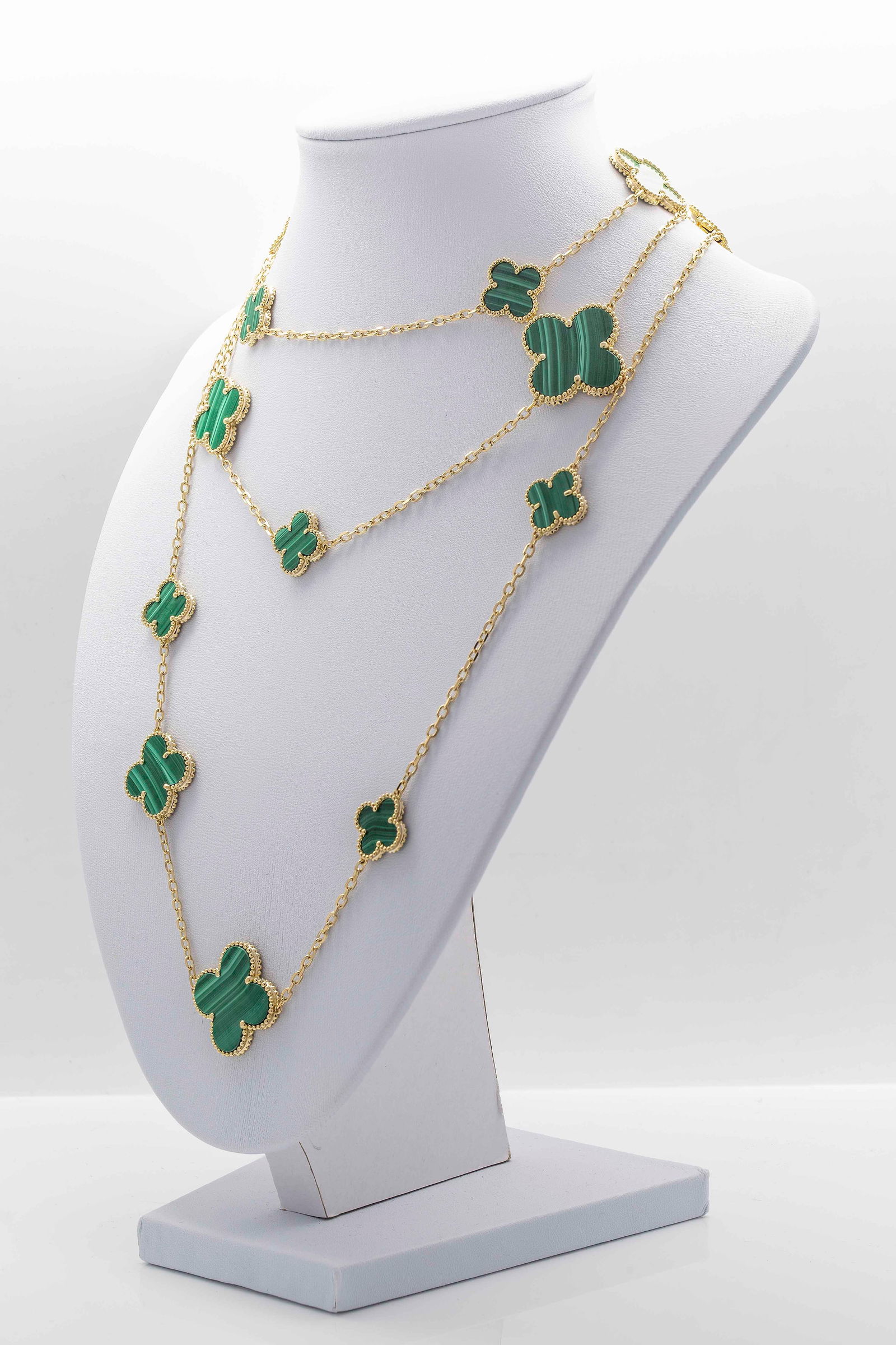 Van Cleef & Arpels Magic Alhambra long necklace, 16 motifs 18K Yellow gold, Malachite (1 of 4)