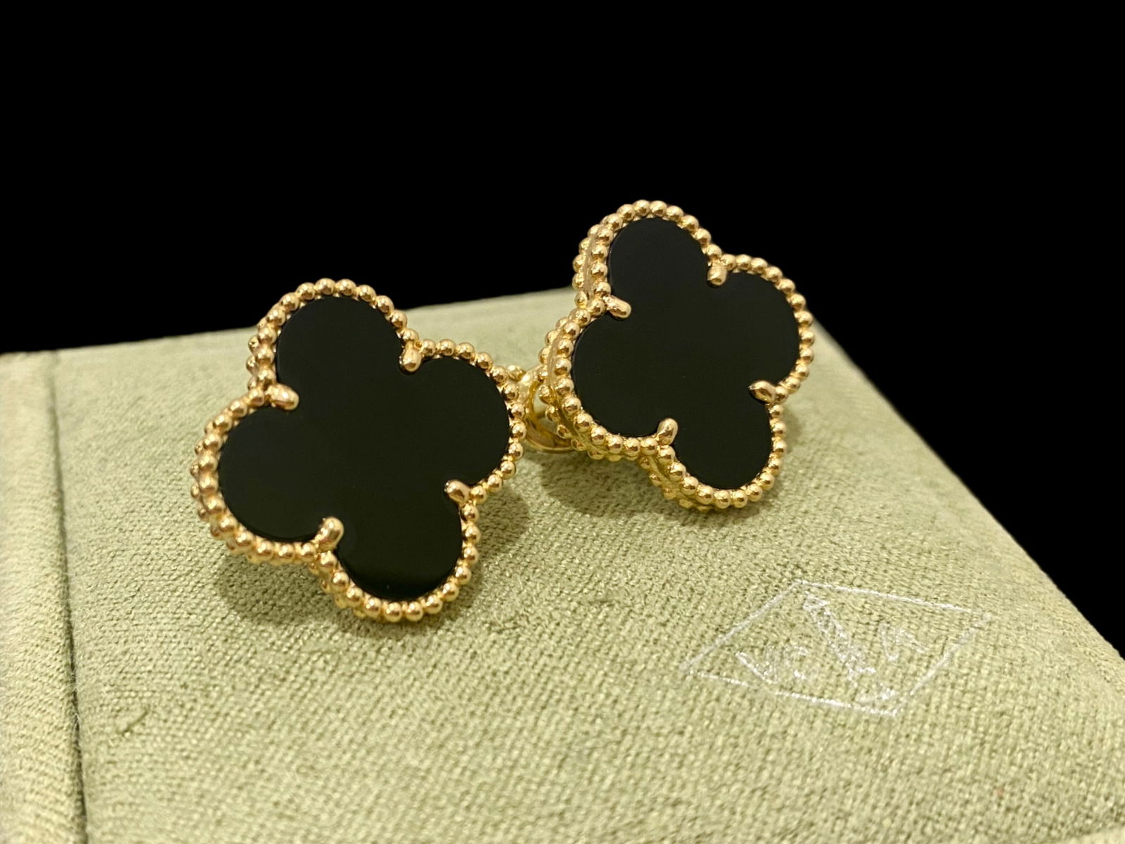 Van Cleef & Arpels Vintage Alhambra Earrings 18k Yellow Gold Onyx: Condition: like new. Brand: Van Cleef & Arpels Metal: 18k yellow gold Gemstone: onyx. Comes with original box or pouch. measurements 15mm x 15mm