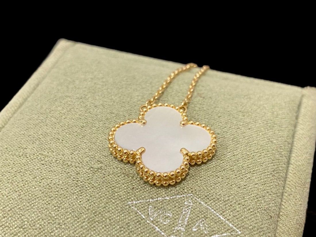 Van Cleef & Arpels Medium model pendant 18k yellow gold Mother-of-pearl (1 of 7)