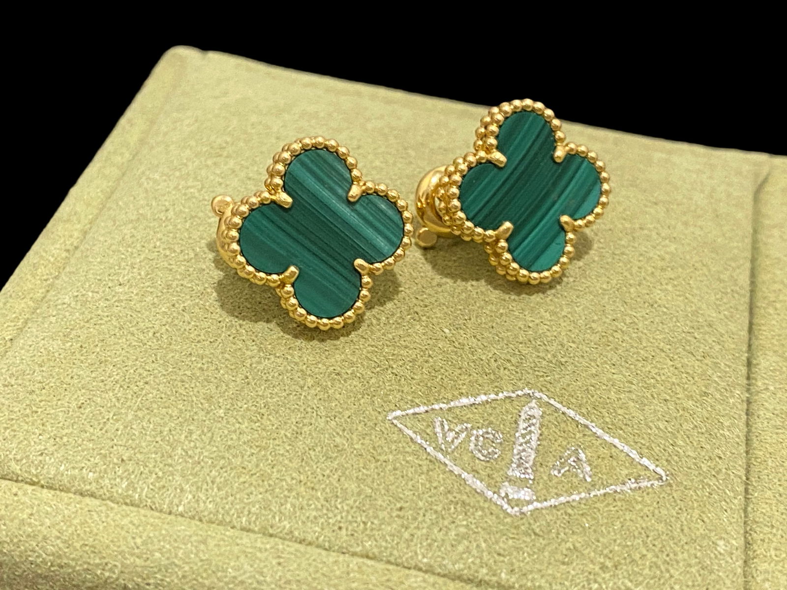 Van Cleef & Arpels Vintage Alhambra earrings, 18K yellow gold, malachite. (1 of 6)