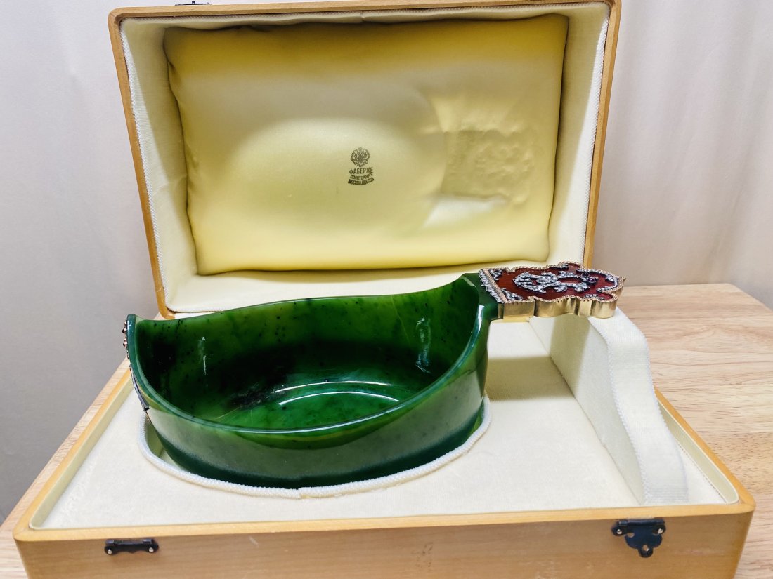 FABERGE RUSSIAN LARGE GOLD NEPHRITE DIAMONDS ENAMEL KOVSH: FABERGE RUSSIAN LARGE GOLD,NEPHRITE, DIAMONDS ENAMEL KOVSH STAMPED AND MARKED SIZE 260 x 147 x 90mm COME IN WOODEN BOX