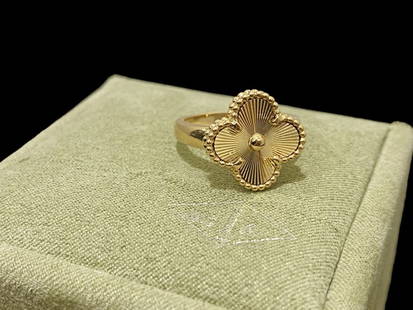 Van Cleef & Arpels Vintage Alhambra Ring 18k Yellow Gold Size 6.5: Van Cleef & Arpels Vintage Alhambra Ring 18k Yellow Gold Size 6.5Condition: Like new.Brand: Van Cleef & Arpels.Metal: 18k Yellow gold.Ring size: 6,5.Comes with original box or pouch.