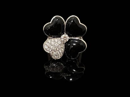 Van Cleef & Arpels Cosmos ring, Large model. 18k white gold, Onyx, Diamond.: Van Cleef & Arpels Cosmos ring, Large model. 18k white gold, Onyx, Diamond.Condition: Like new.Brand: Van Cleef & Arpels.Metal: 18k Yellow gold.Gem stone: Onyx.Gem stone: DiamondRing size: 6,9.Retail